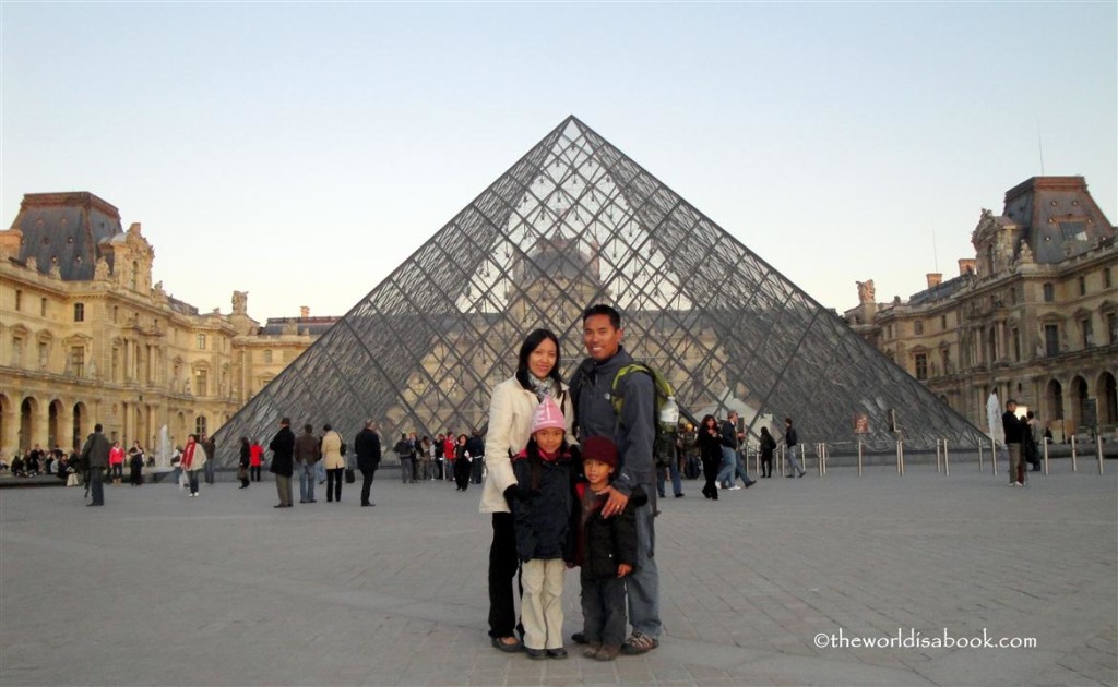 The Louvre with Kids - The World is a Book