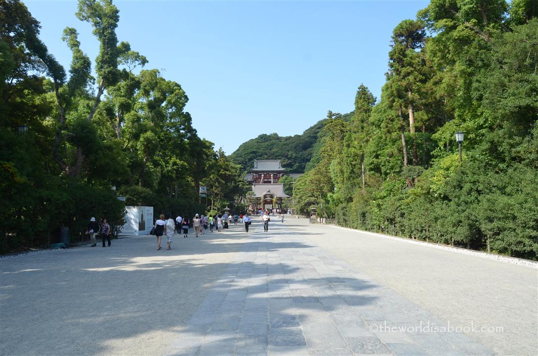 Kamakura walkway to temple