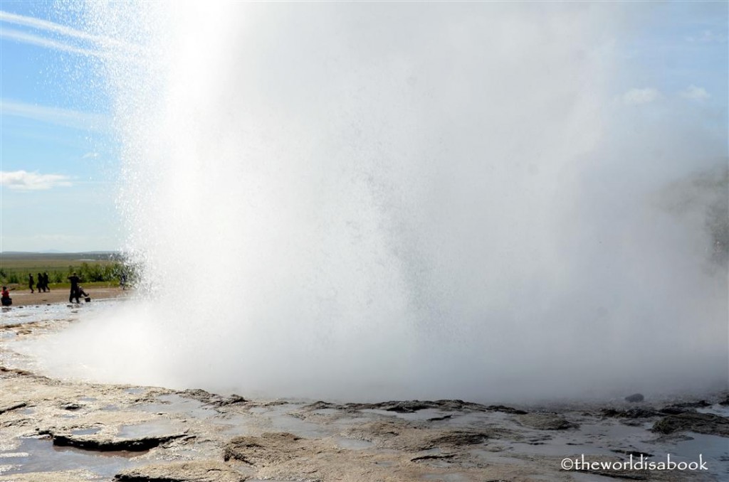 iceland golden circle Strokkur eruption