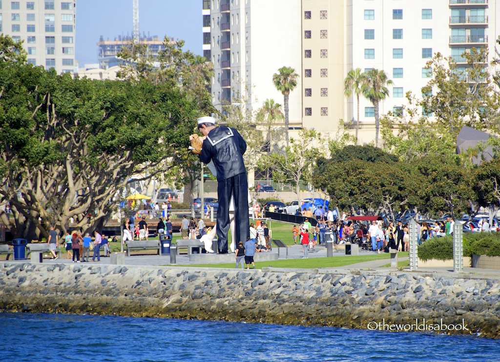 San Diego kissing statue