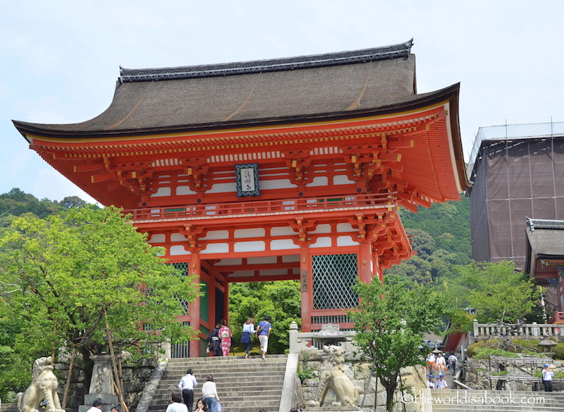 Kyoto kiyomizudera deva gate entrance