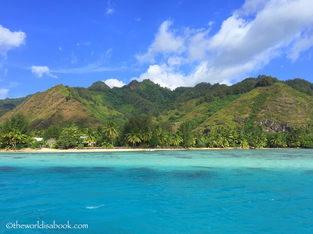 Moorea water and mountain