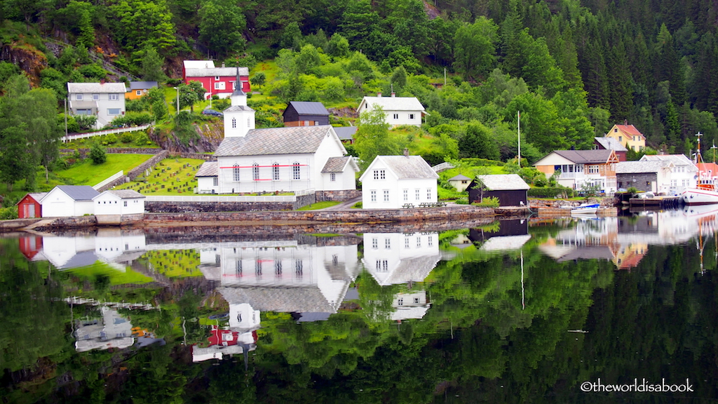 Osterfjord cruise Village Norway