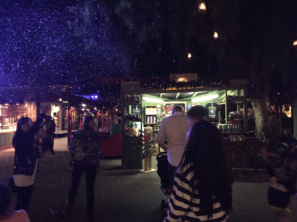 knotts-merry-farm-snowfall