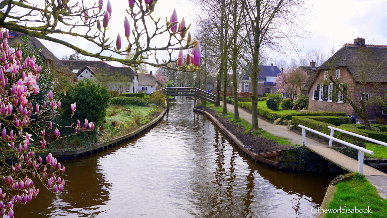 Giethoorn canals