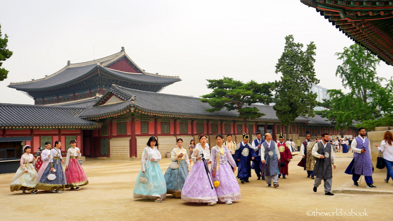 Gyeongbokgung Palace visitors with hanbok