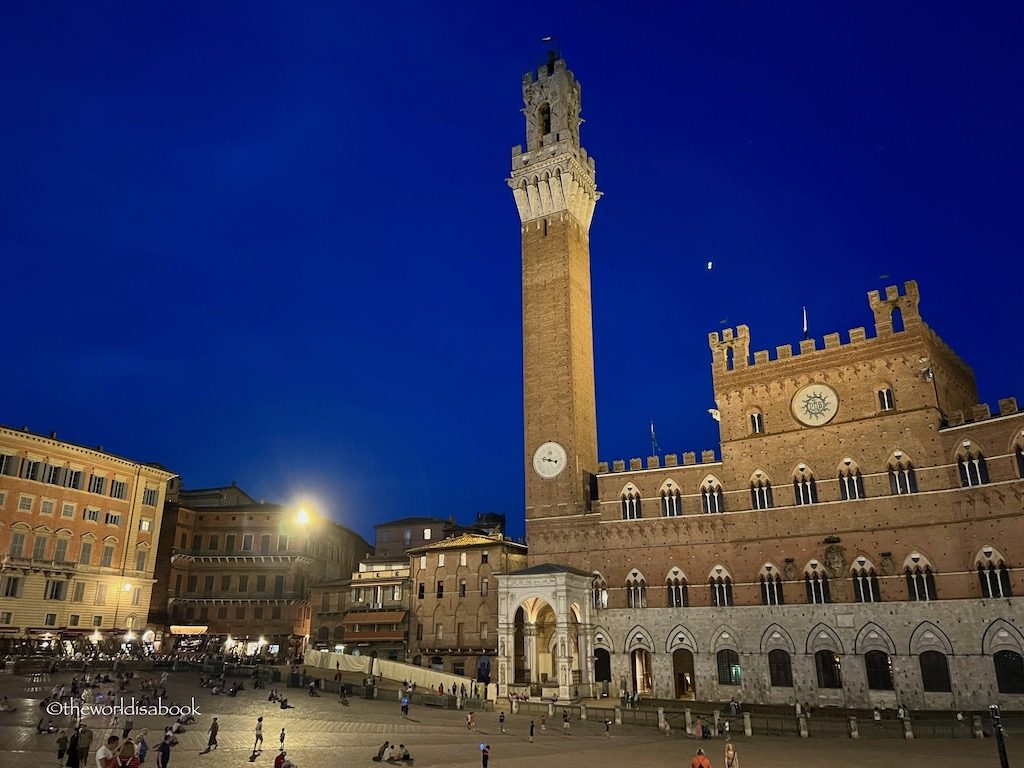 Siena il Campo at night